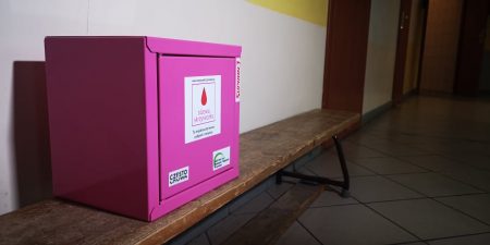 Różowe skrzyneczki w częstochowskich szkołach